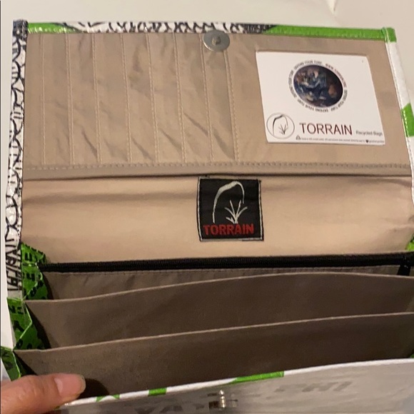 Torrain Vegan Recycled Clutch Wallet - Picture 3 of 8